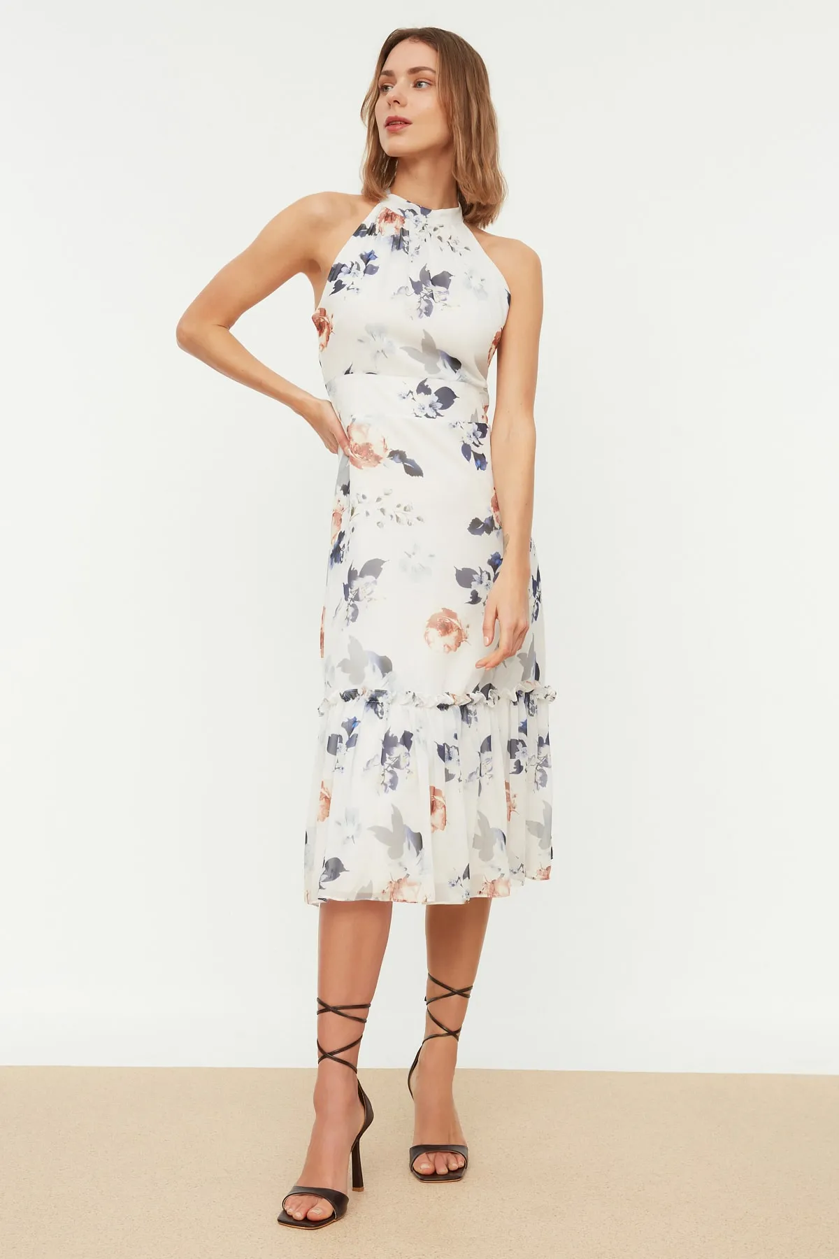 Trendyol Collection  Ecrufarbenes, gewebtes Midikleid mit Neckholder und Blumendruck TWOSS19LJ0200