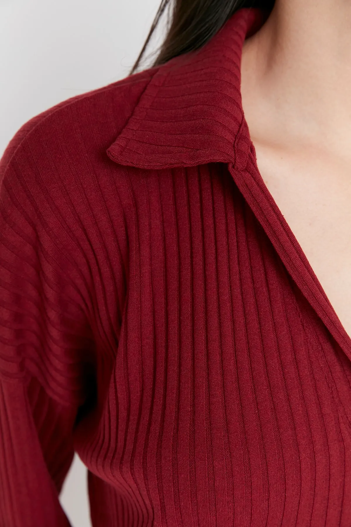 Trendyol Collection  Burgunderfarbenes, schnurgebundenes Strickkleid mit V-Ausschnitt THMAW23EL00006