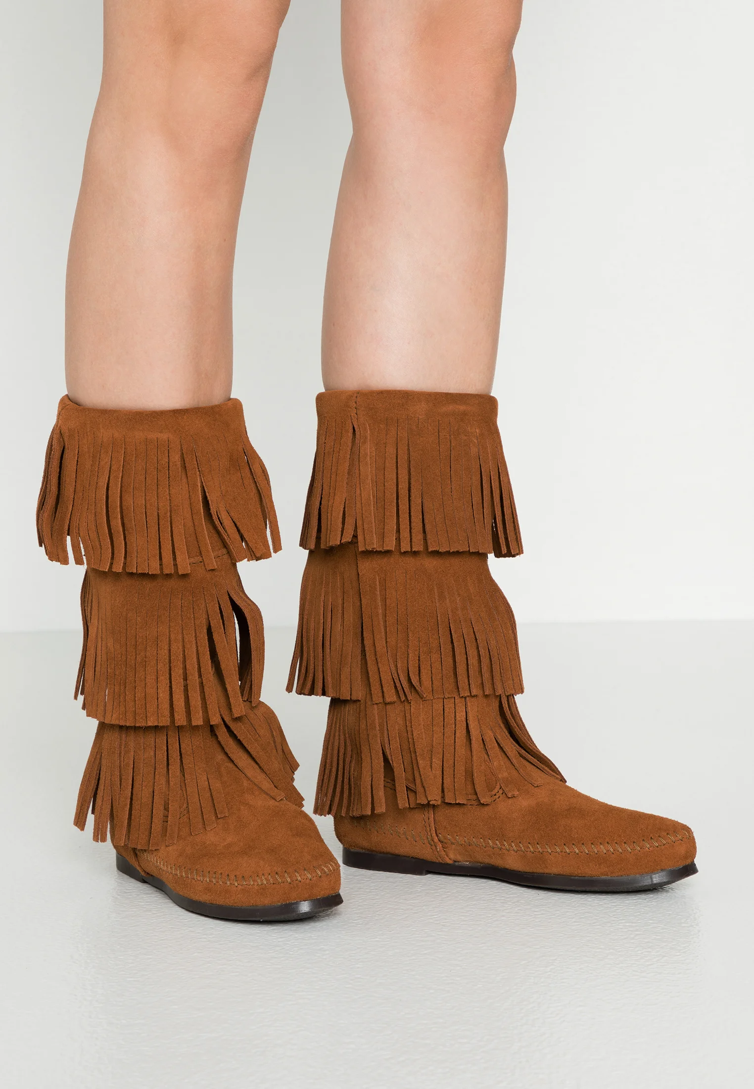 Botas altas Minnetonka de 3 capas con flecos