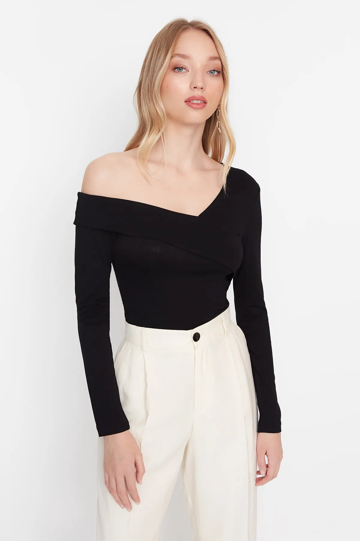 Trendyol Collection  Schwarze, taillierte, asymmetrische, dehnbare Viskose-Strickbluse TWOAW23BZ00748