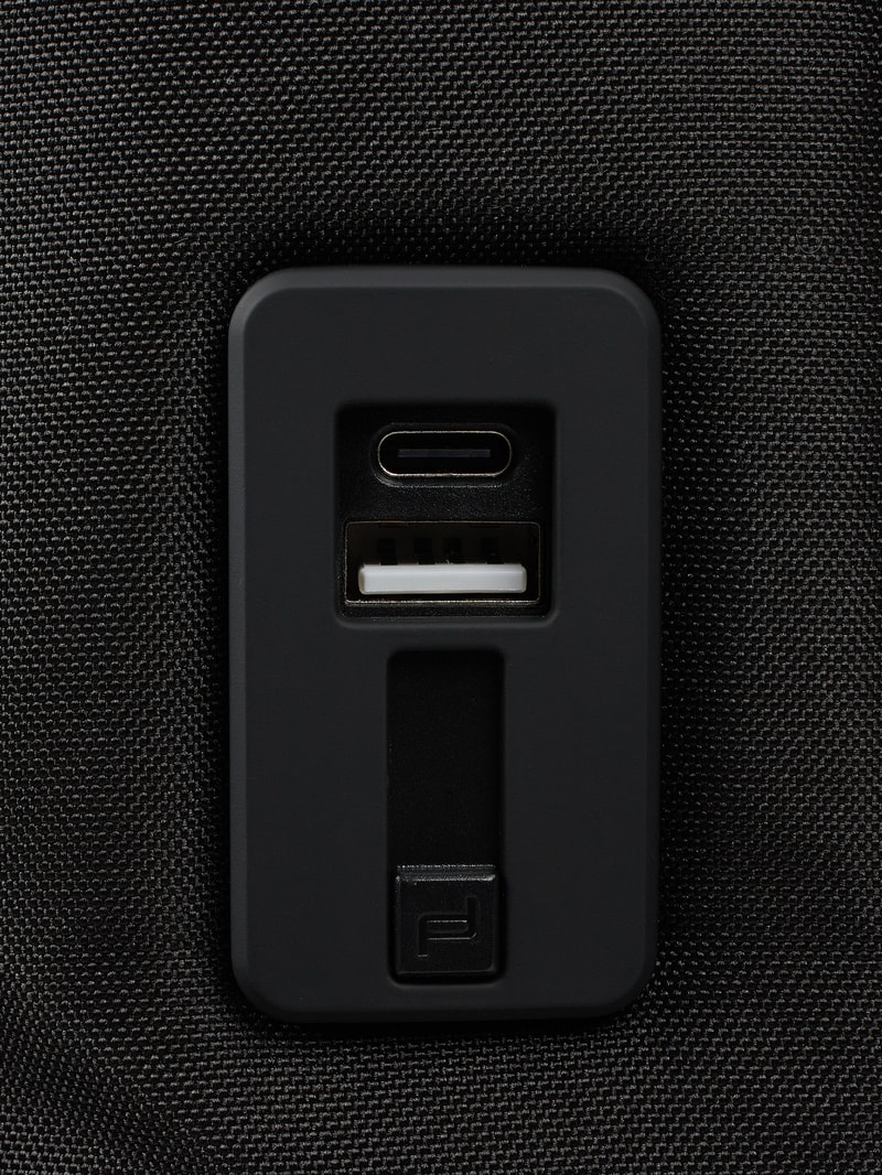 Rucksack mit USB-Anschluss - wasserdicht in schwarz
