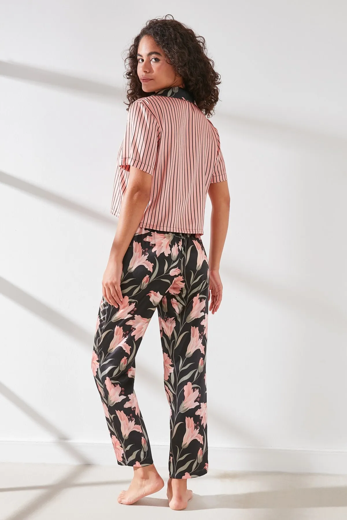 C&City  Damen-Pyjama-Set mit bauchfreiem Hemd und Hose aus Satin 9066 Lachs/Schwarz