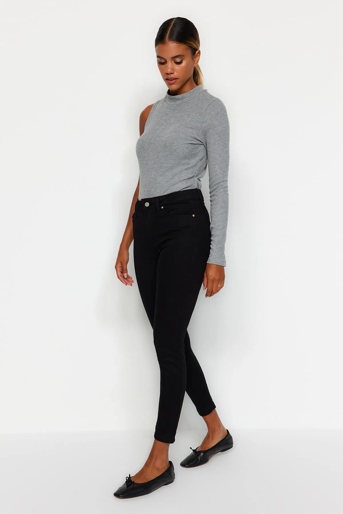 Trendyol Collection  Lichtechte schwarze Skinny-Jeans mit hoher Taille TWOSS19LR0279