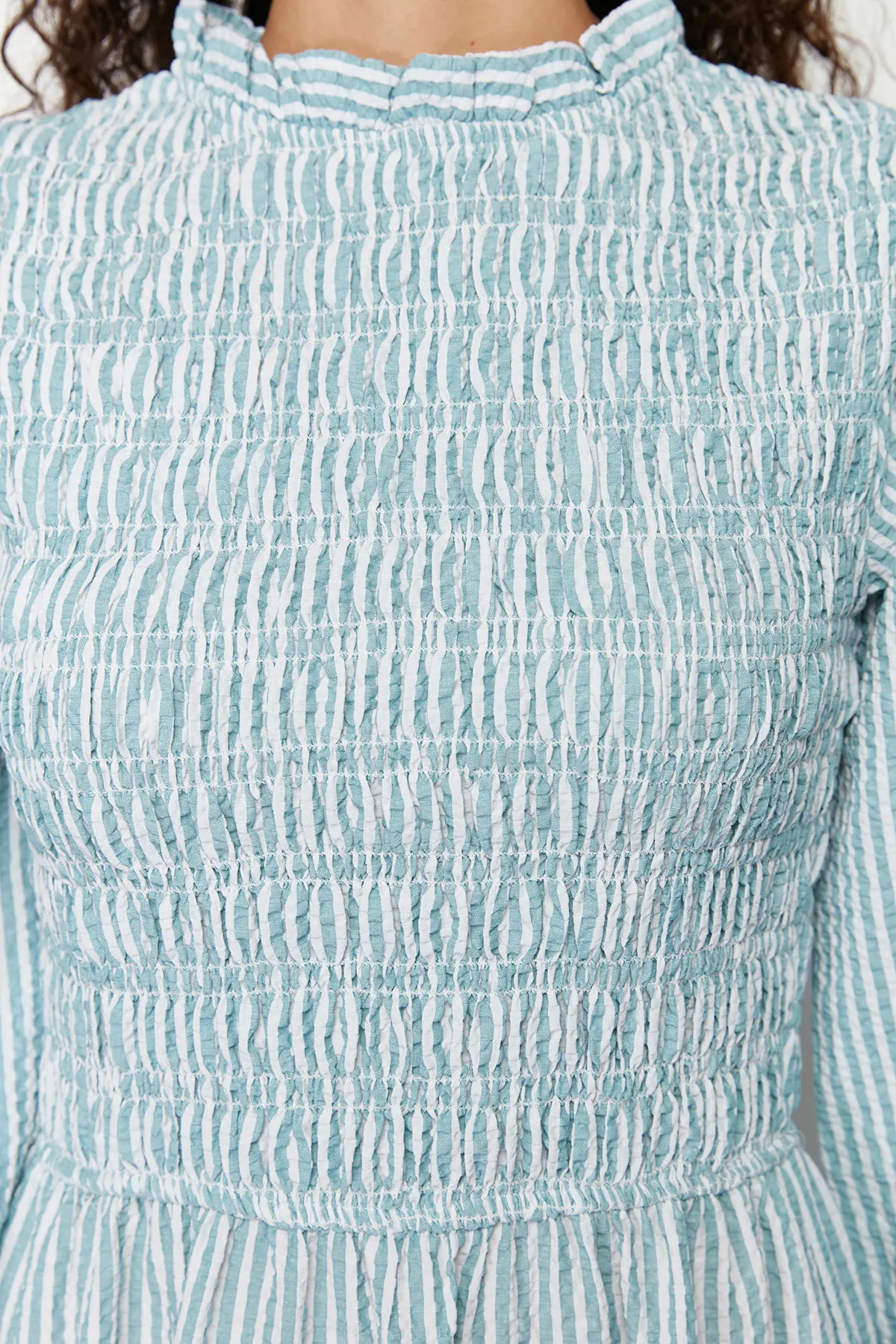 Trendyol Modest  Grün gestreiftes Gipe-Webkleid mit detaillierten Details TCTSS24EB00082