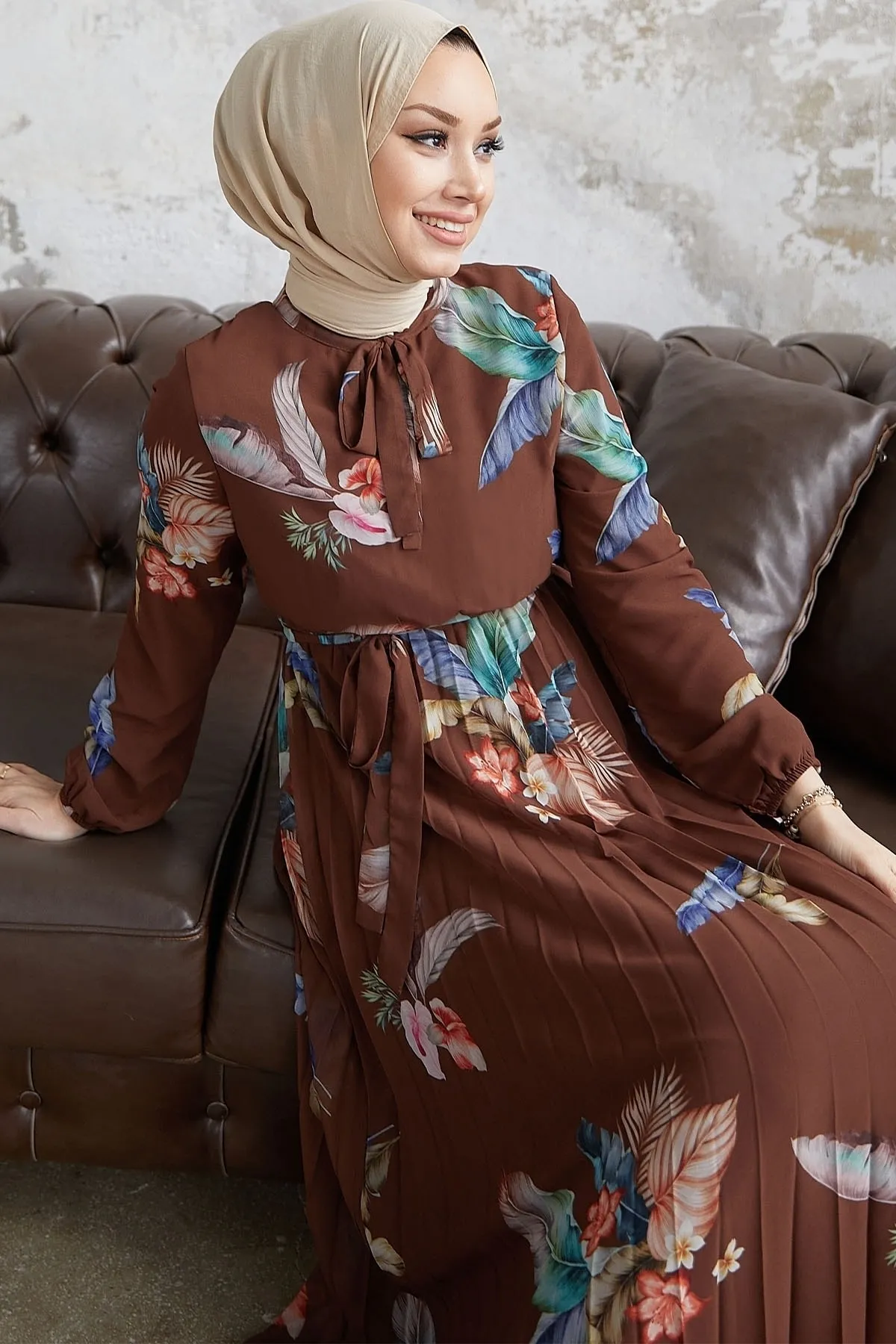 InStyle  Ares Chiffonkleid mit Federmuster – Bitterbraun