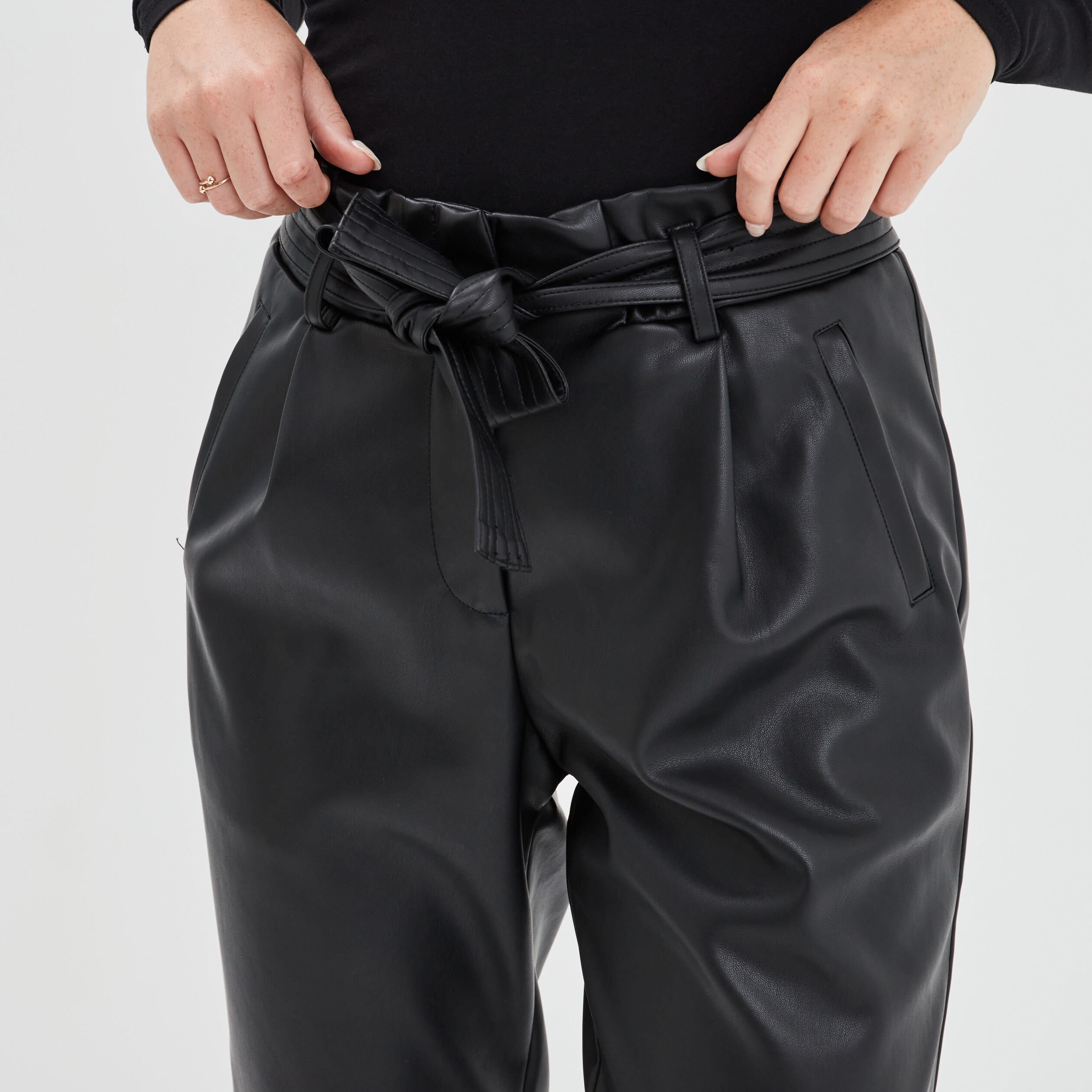 Pantalon simili cuir paperbag noir femme | La Halle