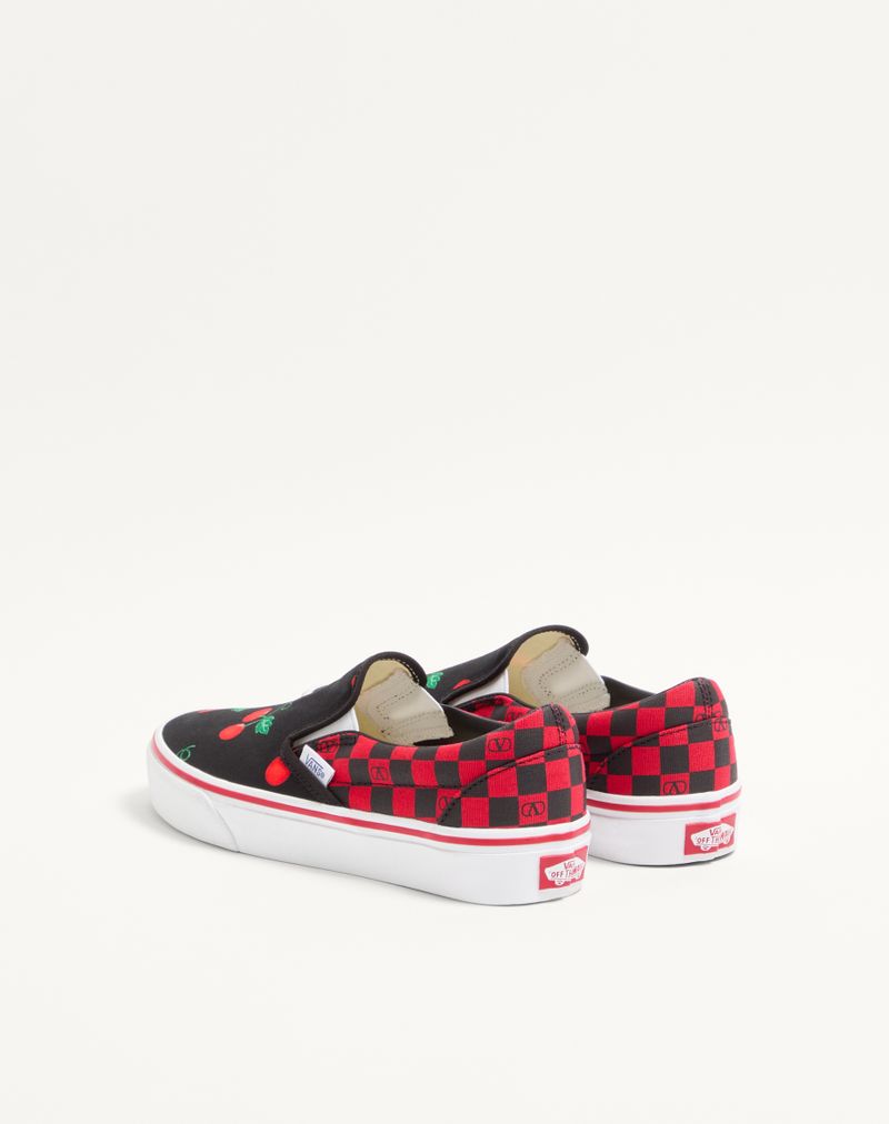 Tênis Slip-On Valentino Garavani e Vans em tecido com estampa Maxi Cherryfic e estampa xadrez VLogo.