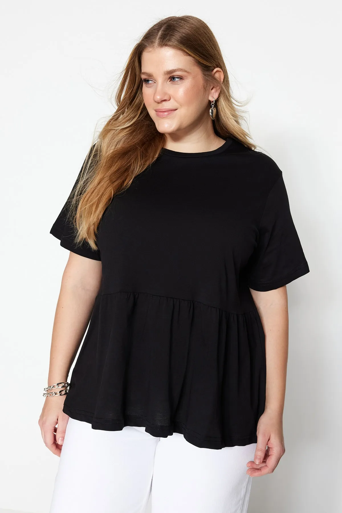 Trendyol Curve  Schwarzes Strick-T-Shirt mit Rundhalsausschnitt TBSSS22TS2094