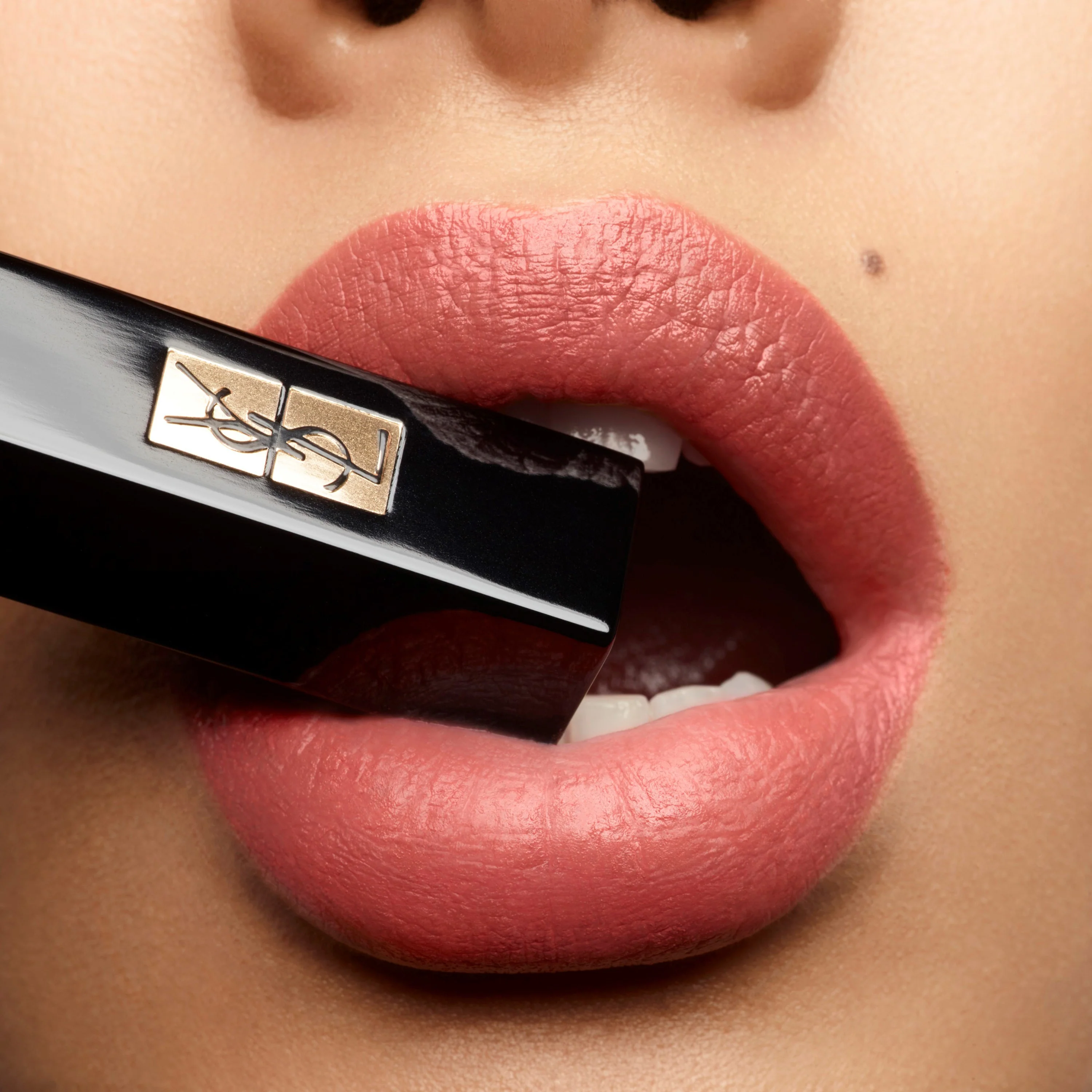 Rouge Pur Couture The Slim Velvet Radical Lipstick - Mattahuulipuna, Huulipuna
