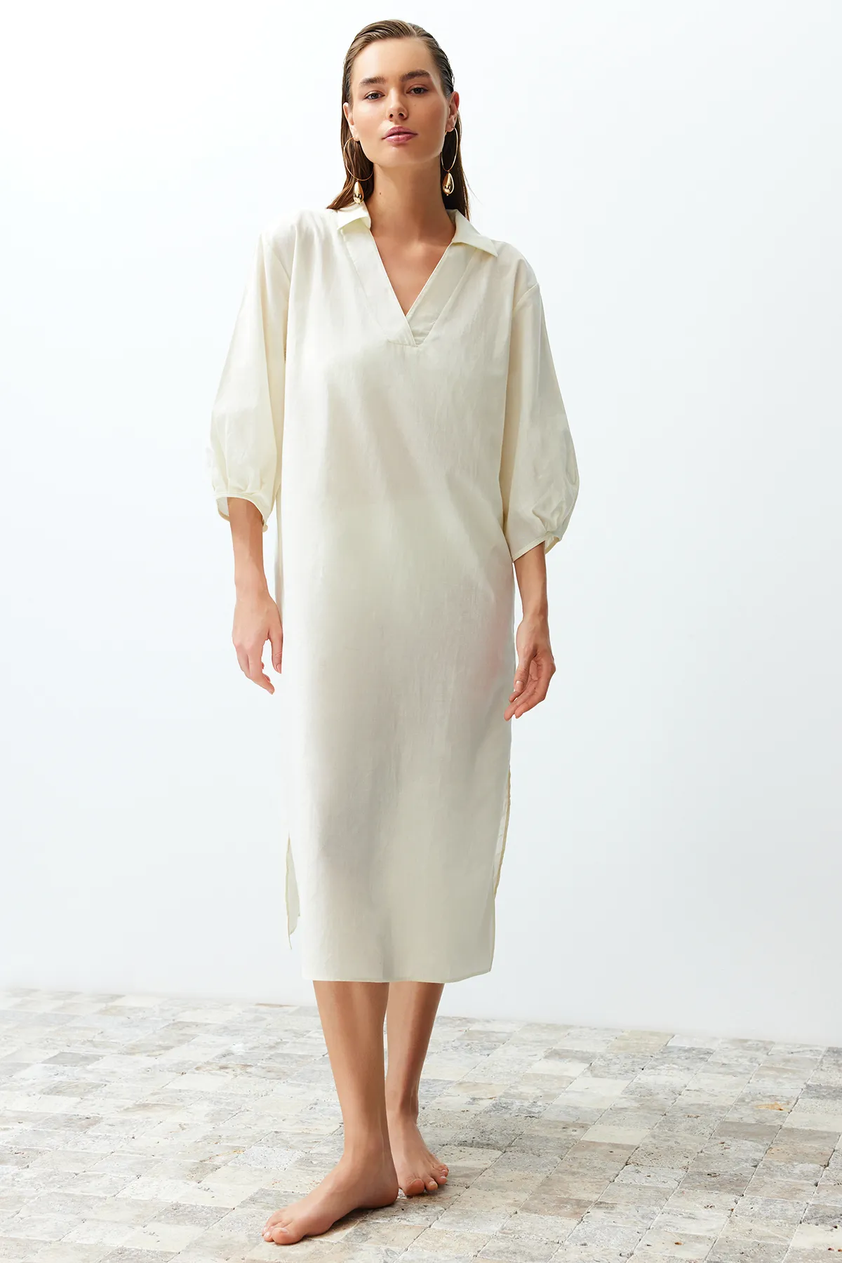 Trendyol Collection  Ecru Wide Fit Midi-Strandkleid mit gewebten Ballonärmeln aus 100 % Baumwolle TBESS22EL0009