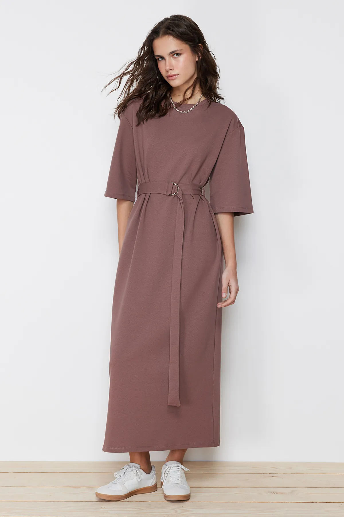 Trendyol Modest  Braunes Strickkleid mit halben Ärmeln und Gürtel TCTSS24EB00108