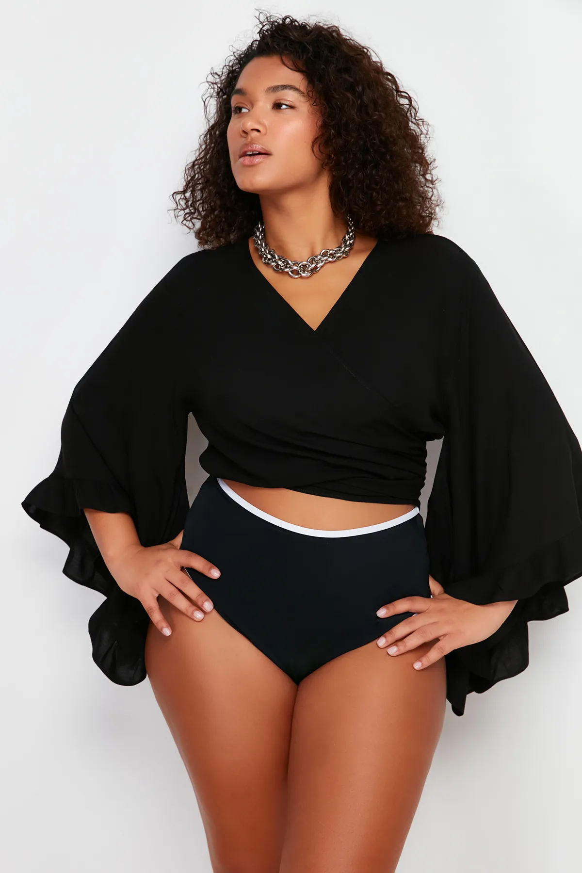 Trendyol Curve  Schwarze kurze Bluse mit gewebtem Volant TBBSS24AF00071