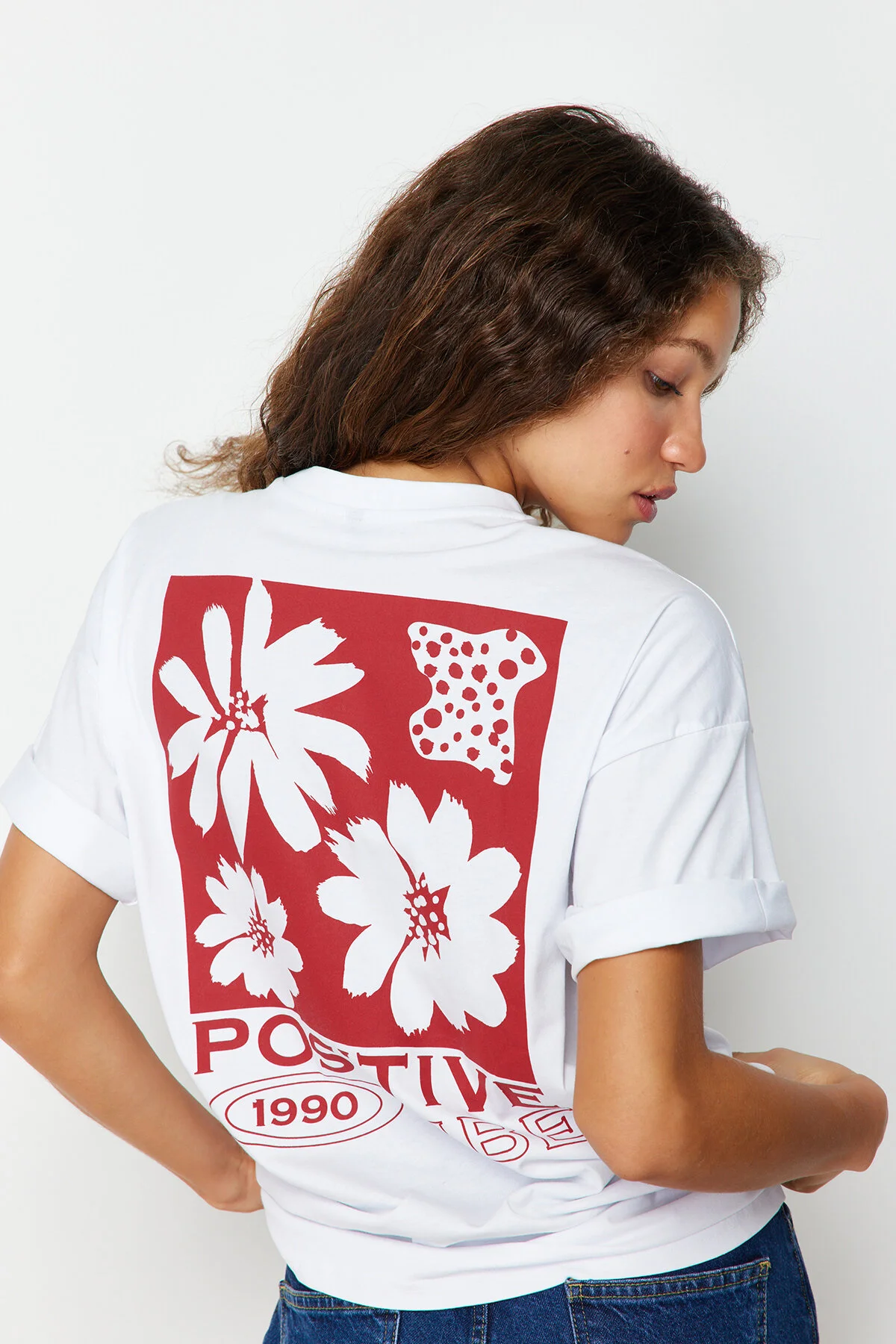 Trendyol Collection  Weißes Strick-T-Shirt mit Rundhalsausschnitt aus 100 % Baumwolle mit Aufdruck auf der Rückseite und weiter Passform TWOSS23TS00321