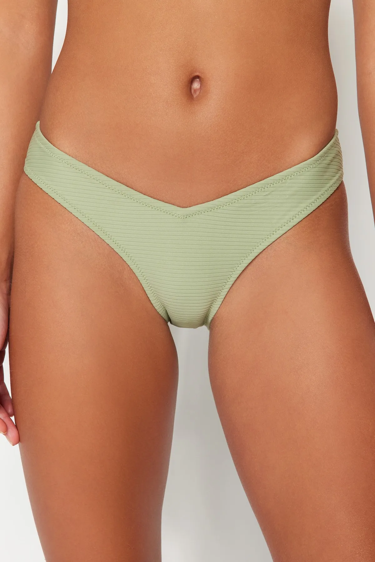 Trendyol Collection  Khakifarbene, strukturierte Bikinihose mit V-Ausschnitt TBESS21BA0138