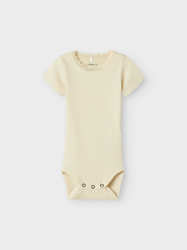 name it Kurzarmbody mit Spitzenbordüre in summer sand günstig kaufen