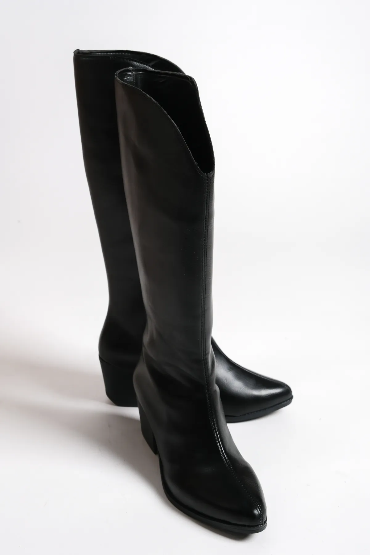 Capone Outfitters  Lange Cowboystiefel mit spitzer Zehenpartie