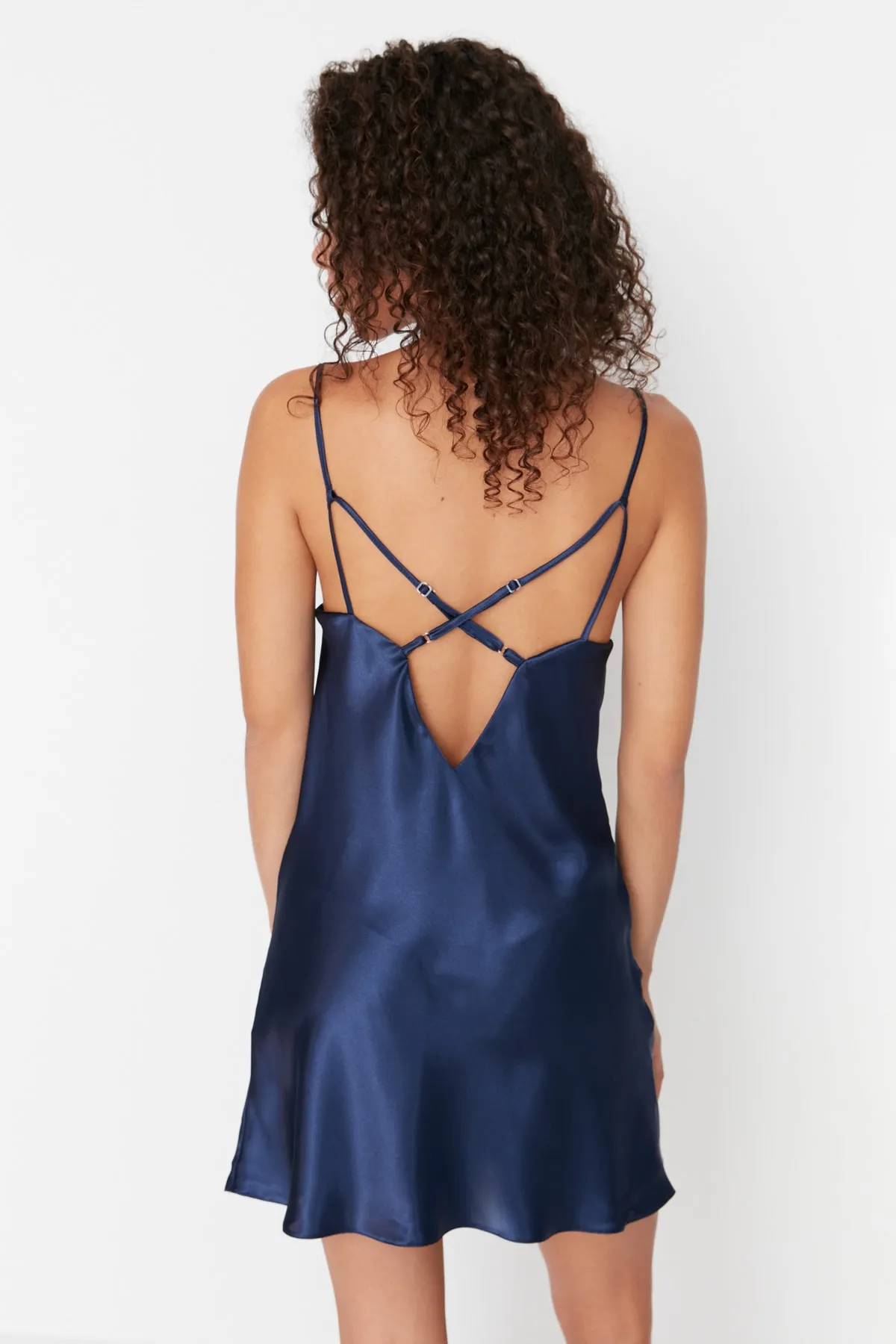 Trendyol Collection  Marineblaues Nachthemd aus gewebtem Satin mit Degaje-Kragen auf der Rückseite und Seilriemen THMSS22GC0018
