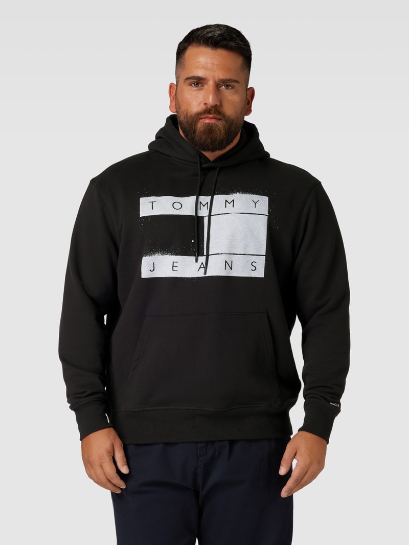 PLUS SIZE Hoodie mit Label-Print Modell 'FLAG SPRAY' in schwarz