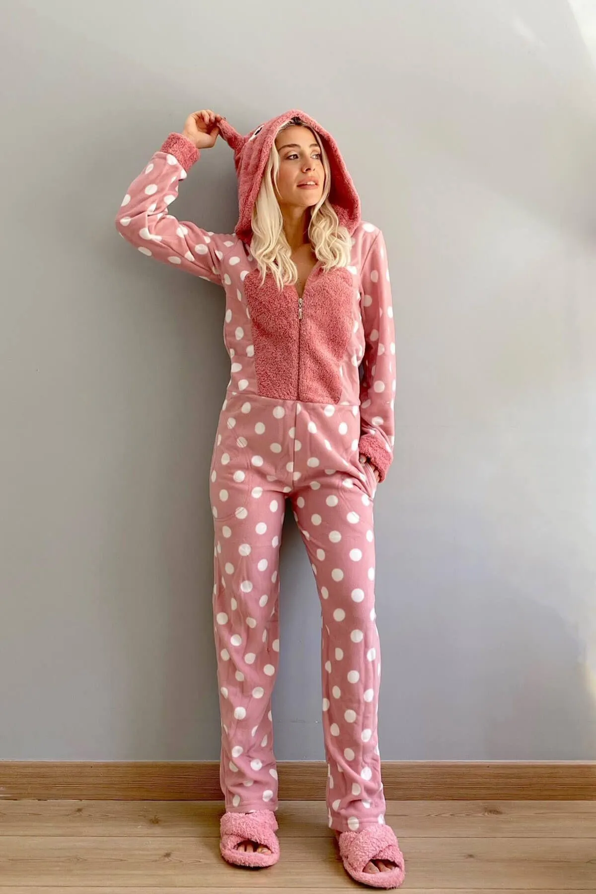 Pijamaevi  Rosa gepunktetes Damen-Pyjama-Set aus Fleece-Plüsch-Overall