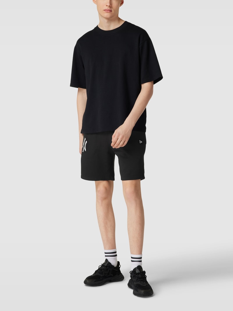 Sweatshorts mit Label-Print in schwarz