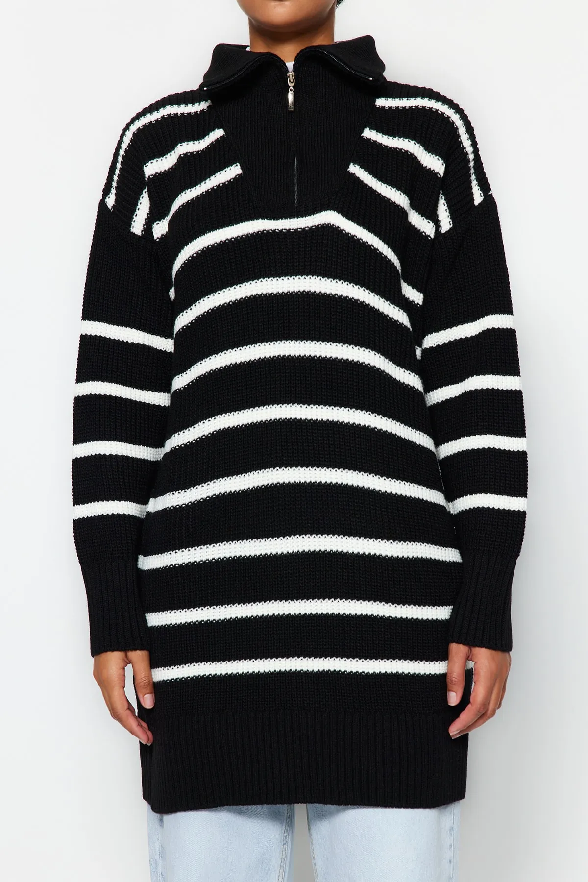 Trendyol Modest  Schwarzer Strickpullover mit gestreiftem Kragen und Reißverschluss TCTAW24AK00037