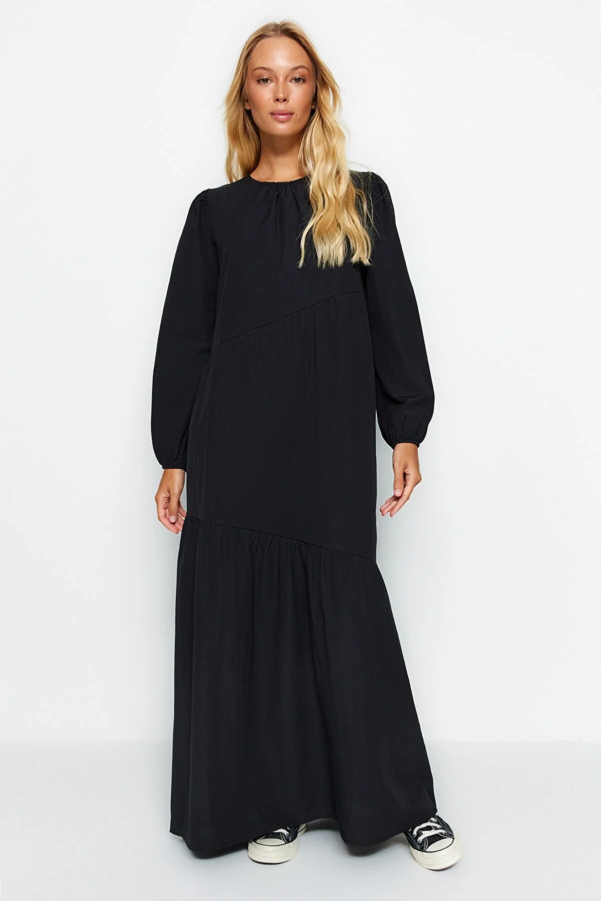 Trendyol Modest  Schwarzes, gewebtes Baumwollkleid mit weiter Passform und Raffung TCTSS21EL3470