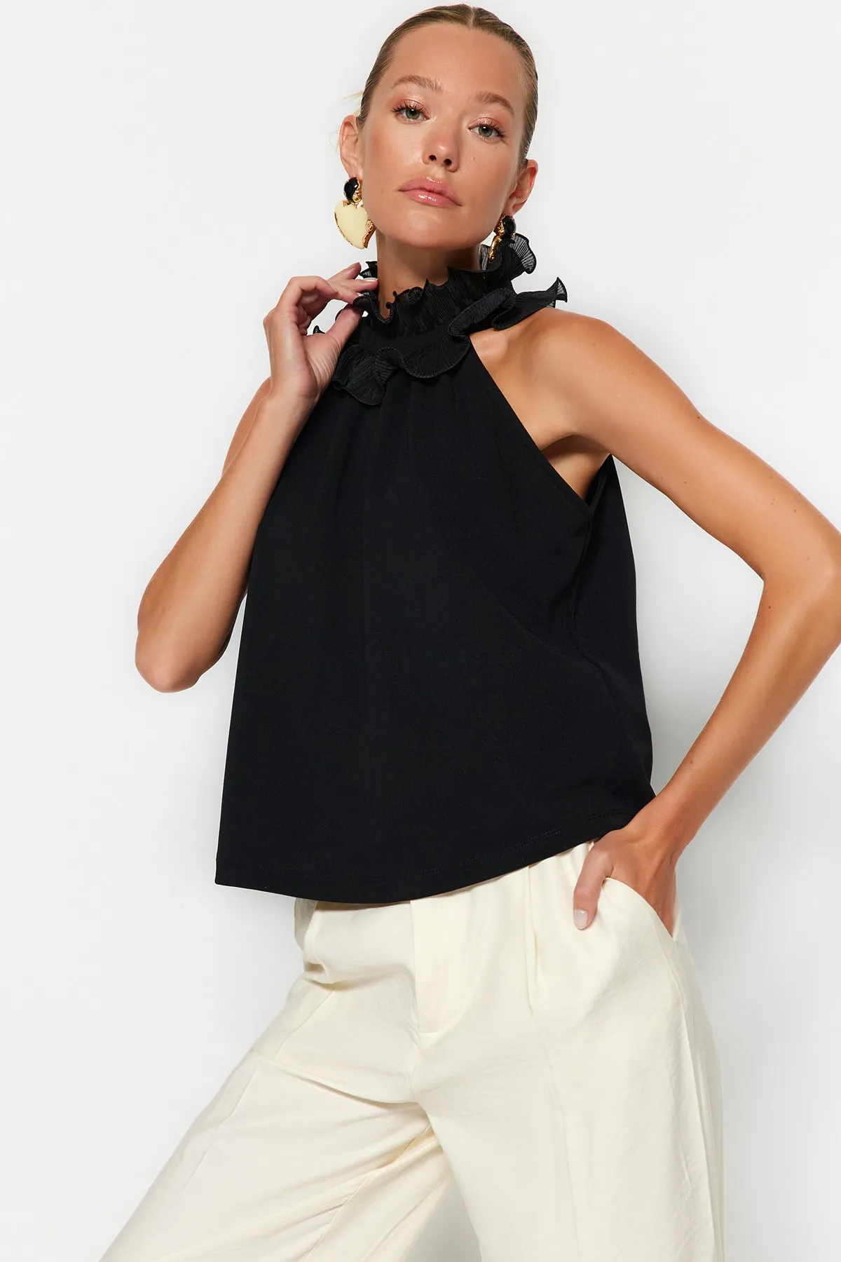 Trendyol Collection  Schwarze Bluse aus elegantem Crêpe-Strick mit Kragen und Details TWOSS23BZ00932