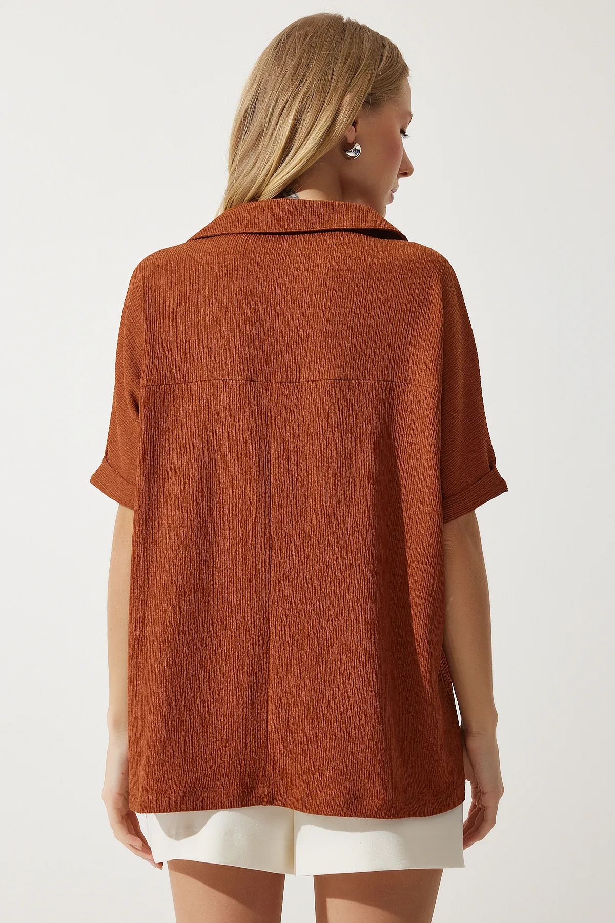 Happiness İstanbul  Gestrickte Crinkle-Bluse mit Kachel-Polo-Ausschnitt für Damen DD01299