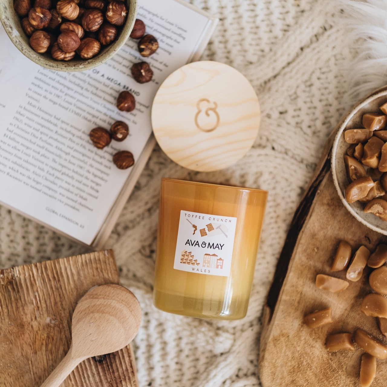 AVA & MAY mirisna svijeća Toffee Crunch