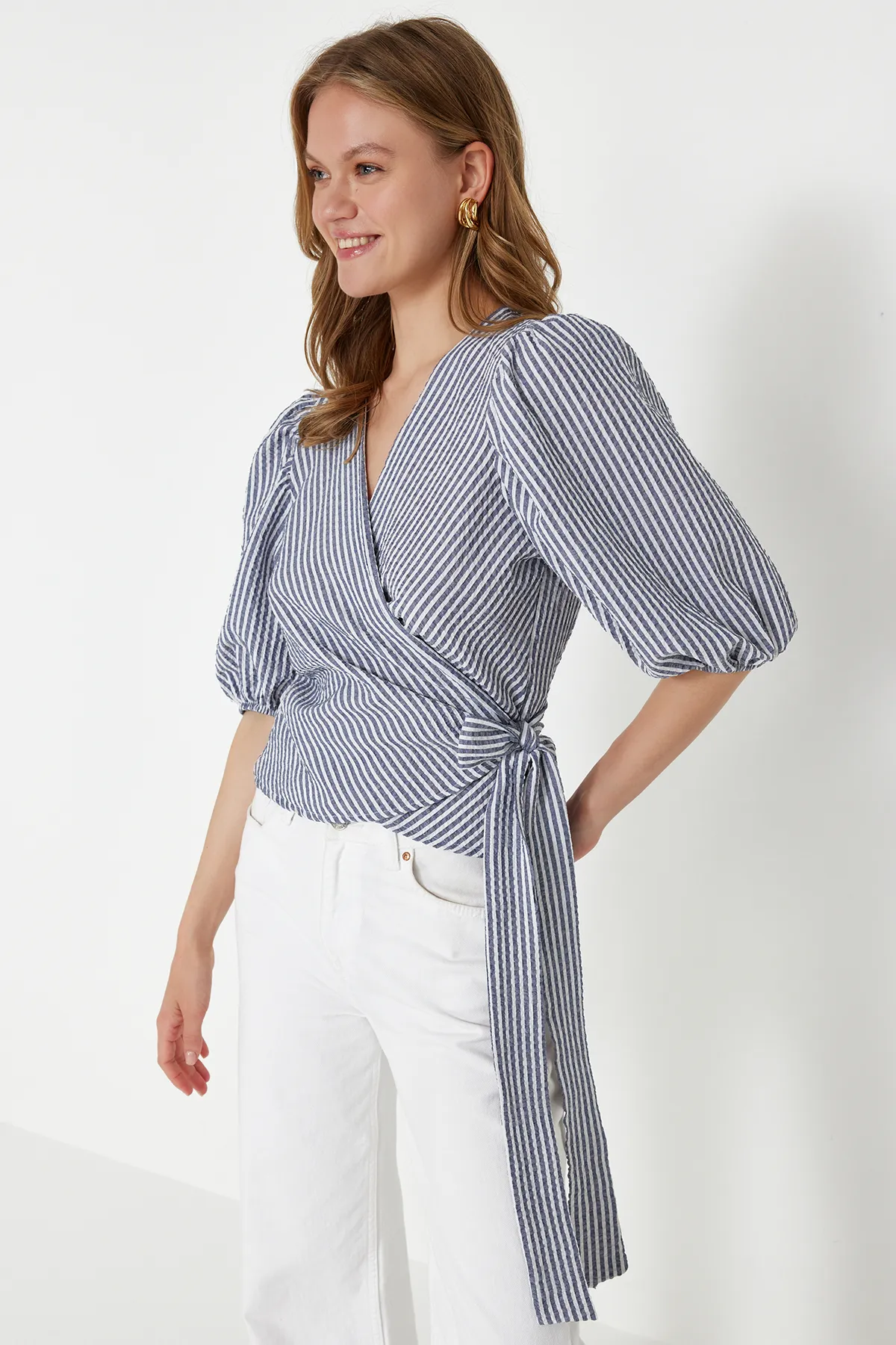Trendyol Collection  Marineblaue zweireihige Bluse aus Seersucker-Stoff mit Schnürung TWOSS24BZ00345