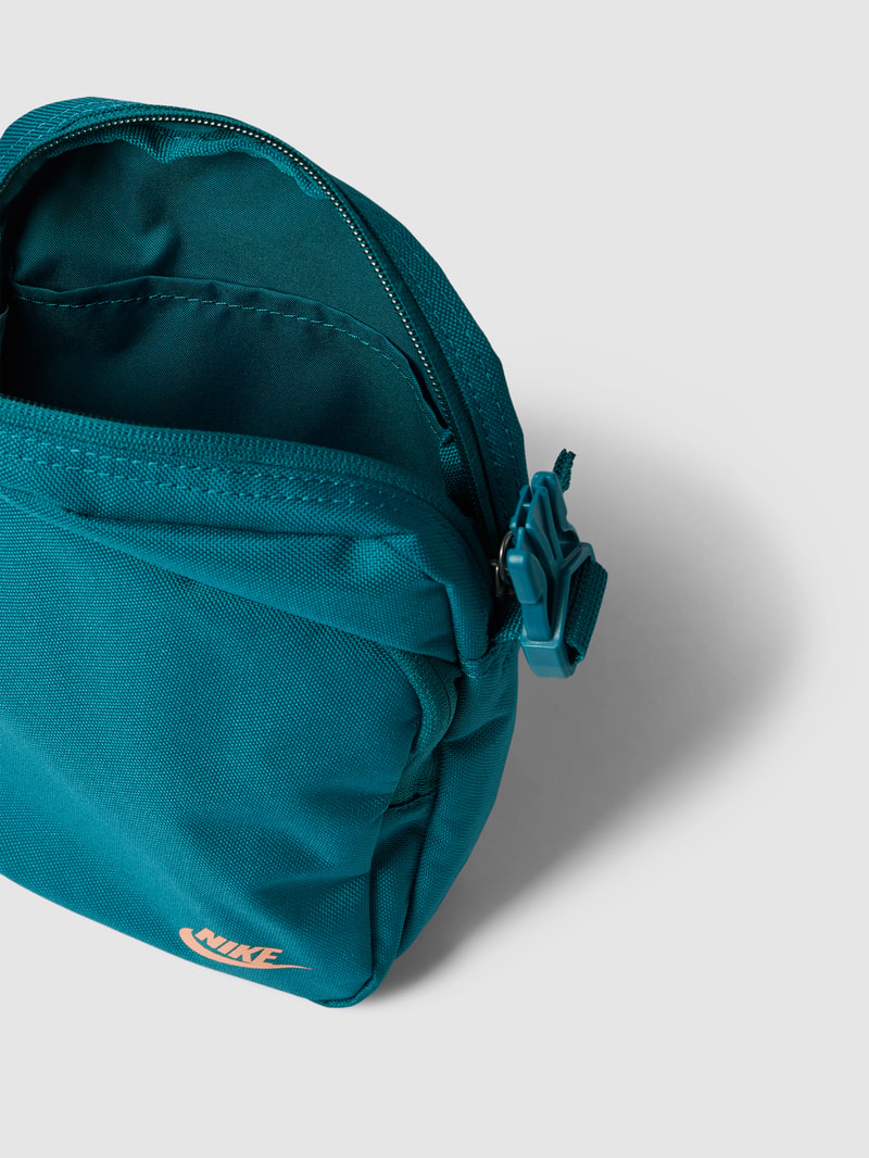 Umhängetasche mit Label-Print Modell 'Nike Heritage Crossbody' in schilf