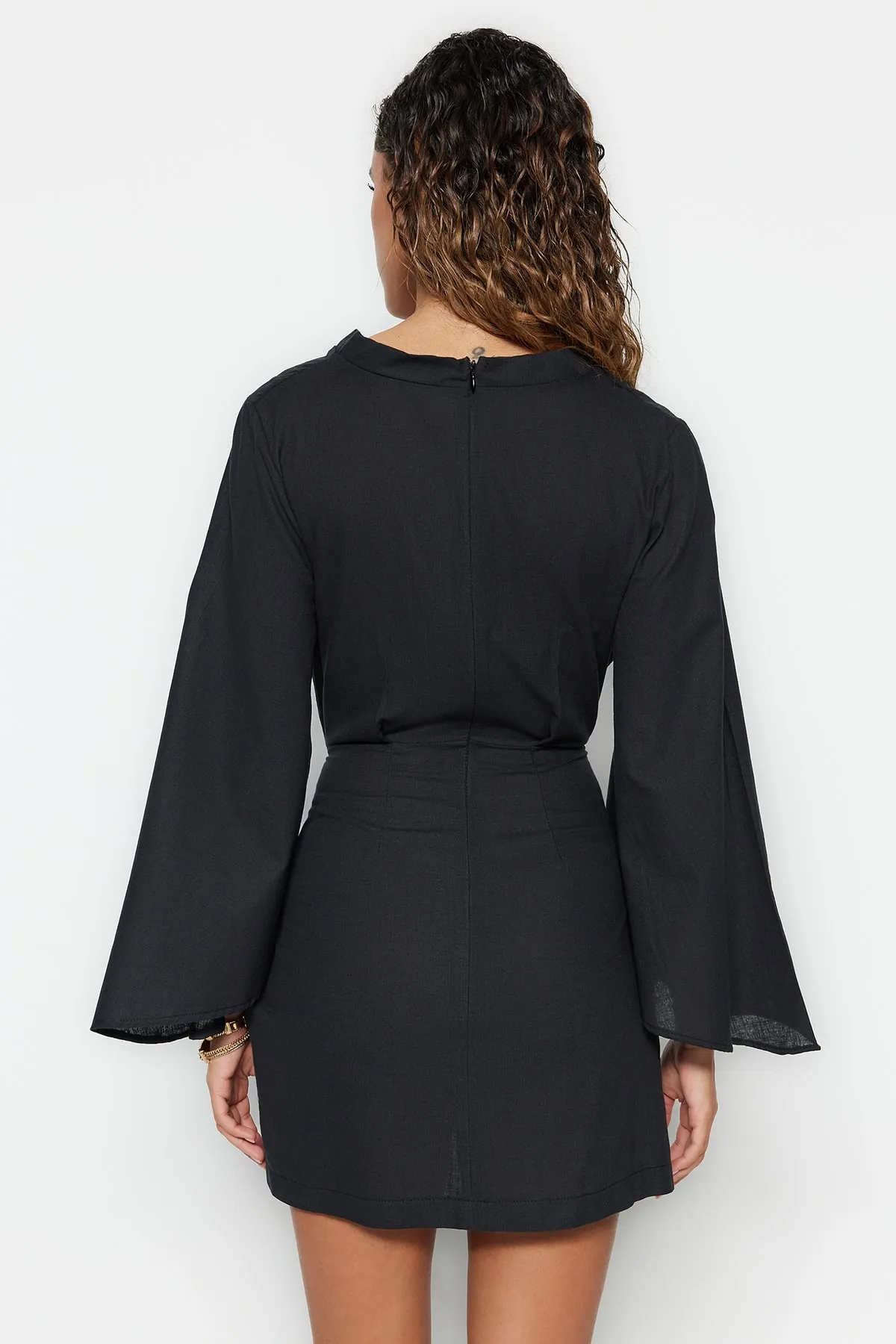Trendyol Collection  Schwarzes, gewebtes, gebundenes Mini-Strandkleid aus 100 % Baumwolle TBESS21EL3208