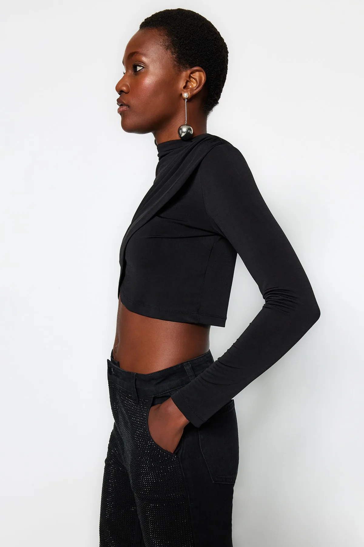 Trendyol Collection  Schwarze drapierte Crop-Bluse mit hohem Kragen TWOAW24BZ00164
