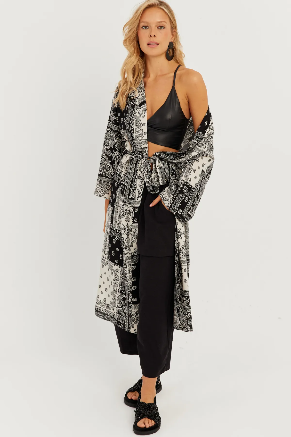 Cool & Sexy  Schwarz-ecru gemusterter Kimono für Damen GÇ155