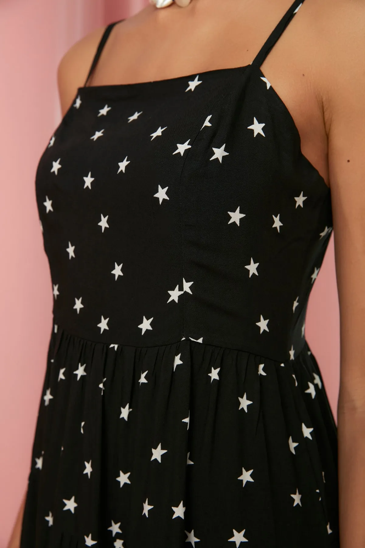 Trendyol Collection  Schwarzes A-Linien-Kleid mit Blumenmuster und Trägern aus Webstoff TWOSS21EL1341