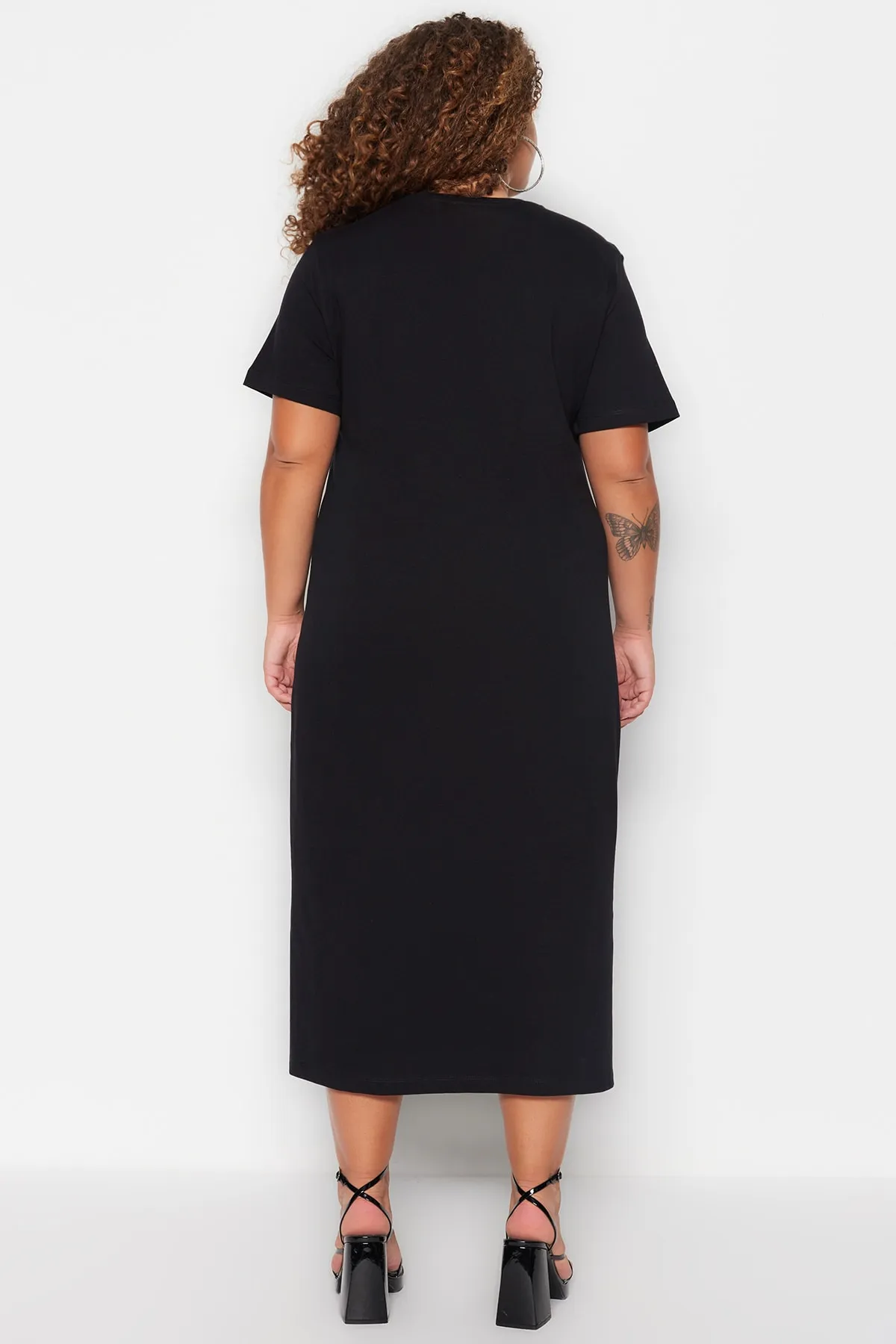 Trendyol Curve  Schwarzes Strickkleid mit Rundhalsausschnitt und Schlitz TBBSS23AH00159