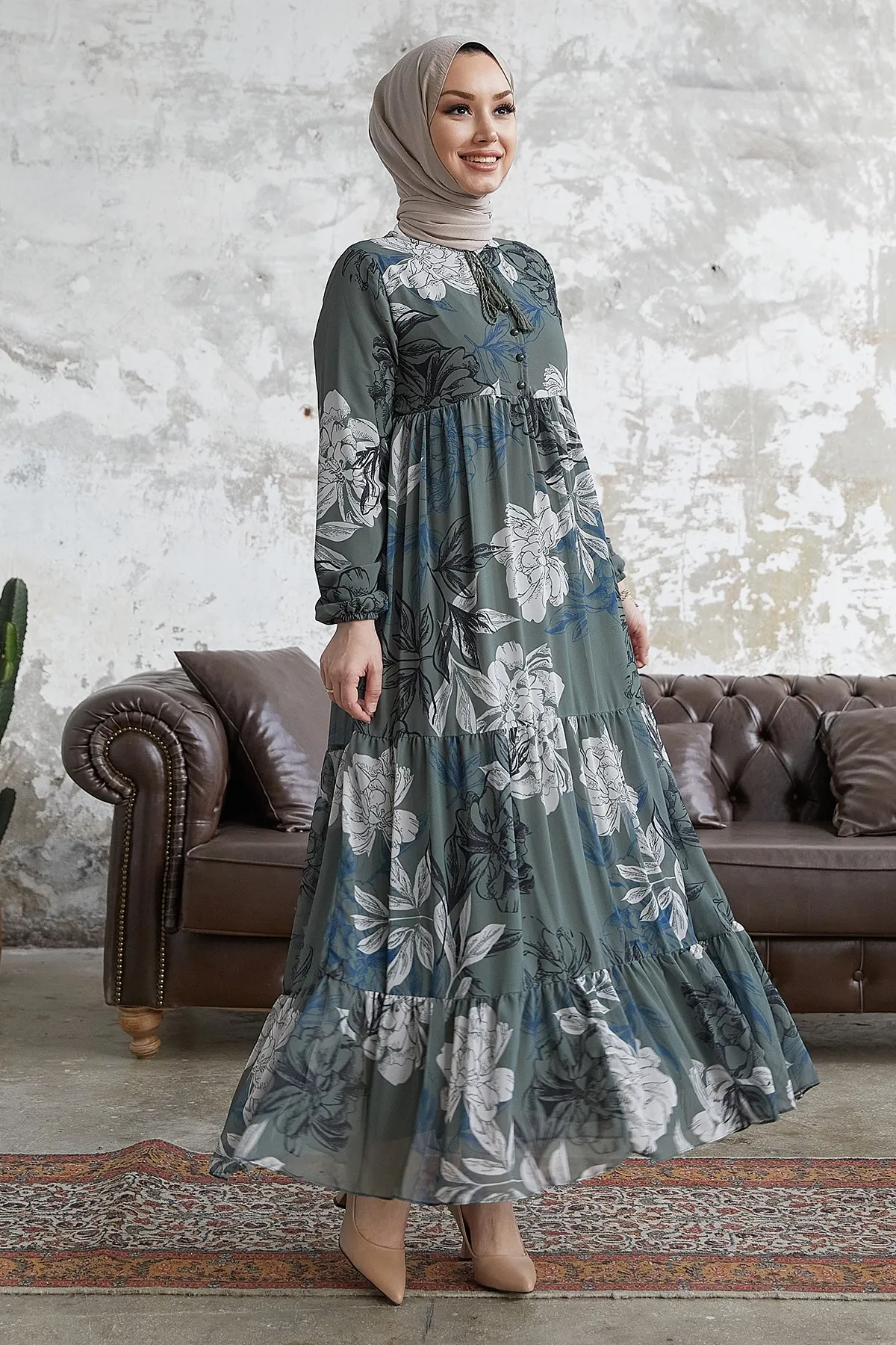 InStyle  Jalya Chiffonkleid mit geknöpftem Kragen und Schnürung – Khaki