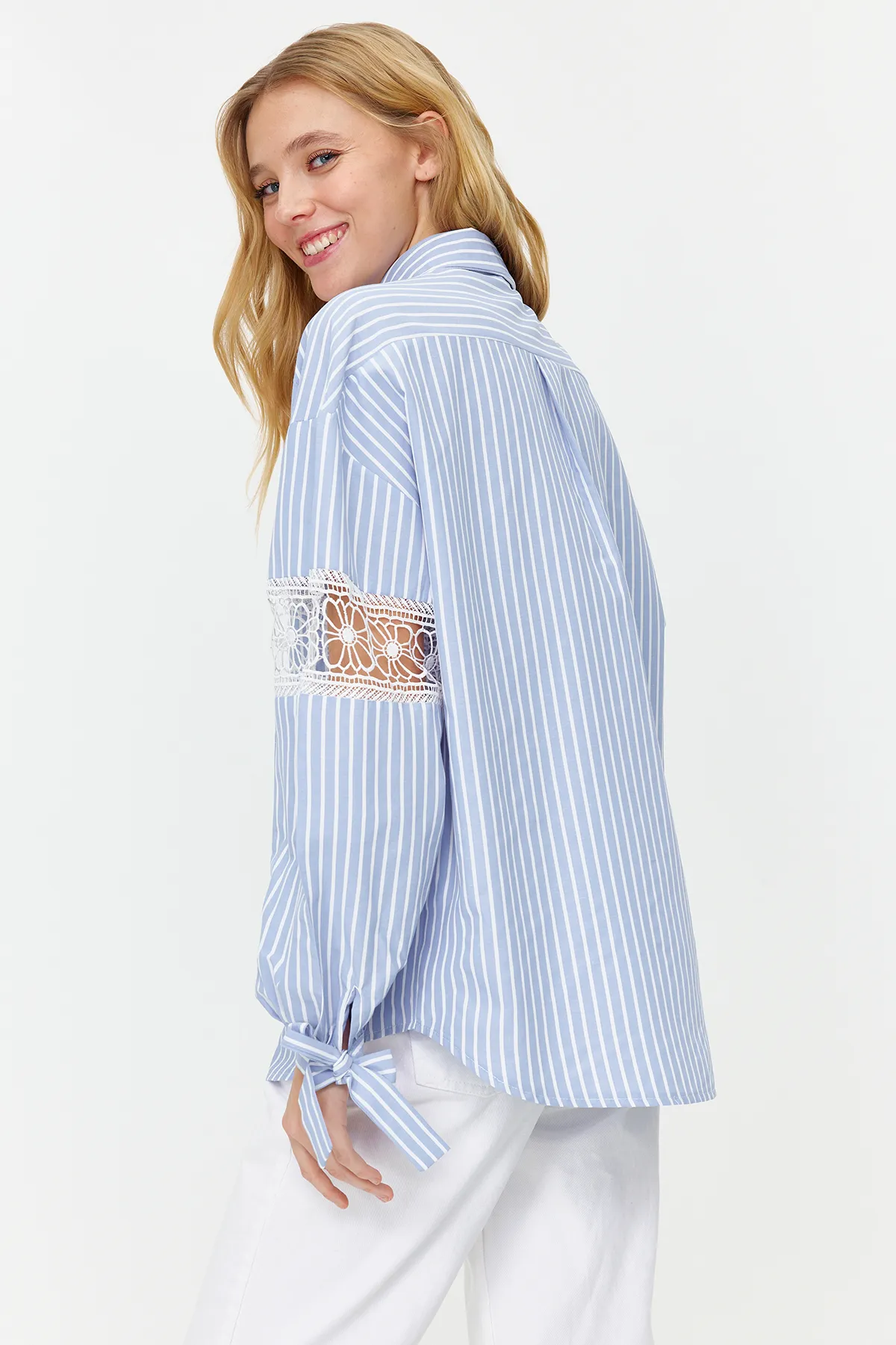 Trendyol Modest  Gestreiftes, gewebtes Hemd aus blauer Baumwollmischung mit Stickerei am Ärmel TCTSS24TG00015