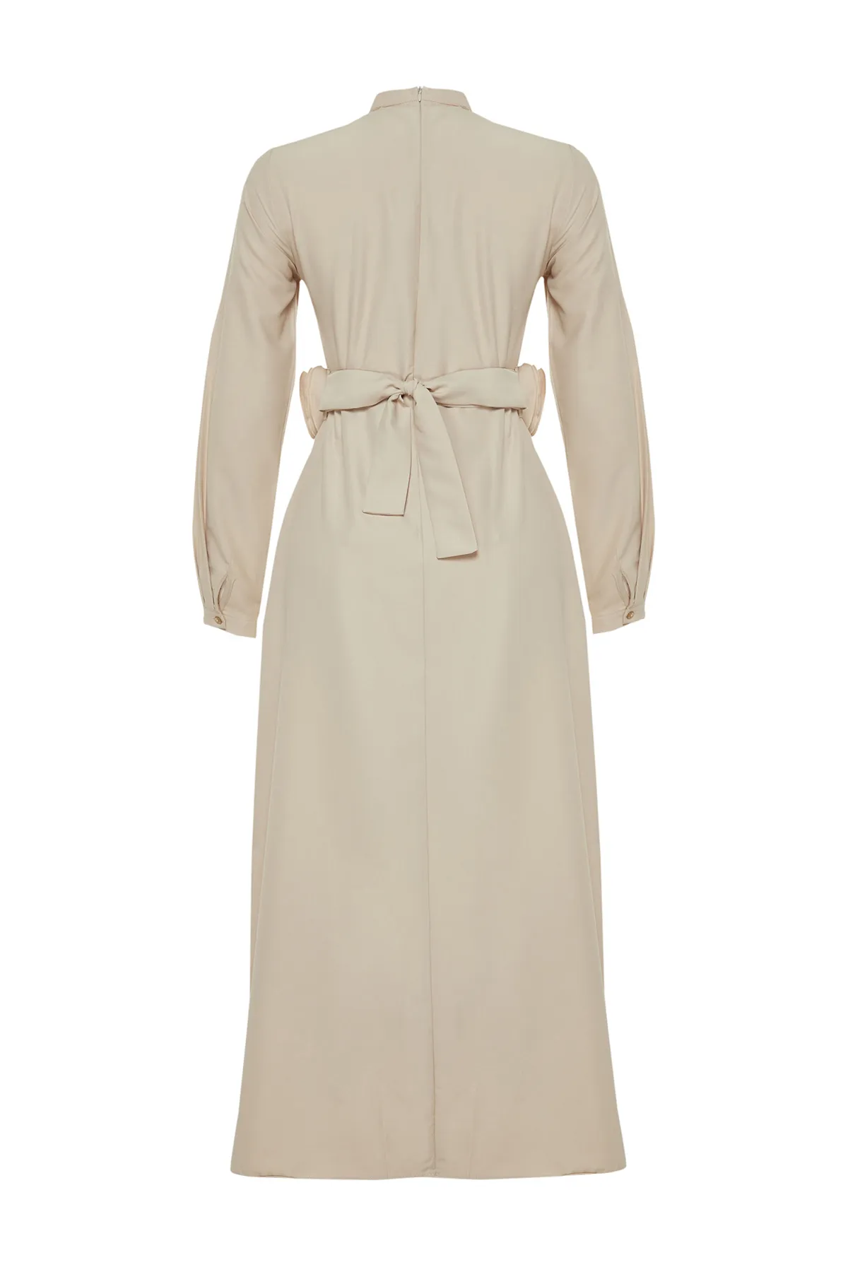 Trendyol Modest  Nerzfarbenes, gewebtes Satinkleid mit Gürtel und Rosendetail TCTSS24EB00177
