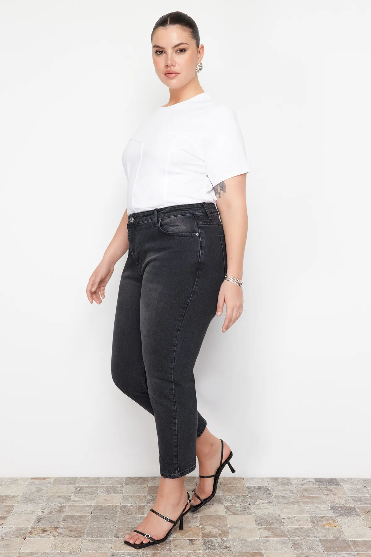 Trendyol Curve  Schwarze High-Bel-Mom-Jeans TBBAW24CJ00050