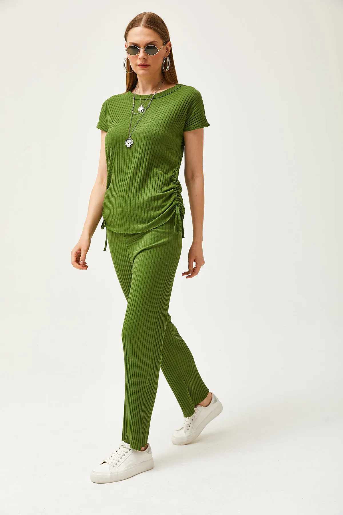 Olalook  Pistaziengrünes Damen-Set mit seitlich geraffter Bluse und Palazzo-Hose TKM-19000196