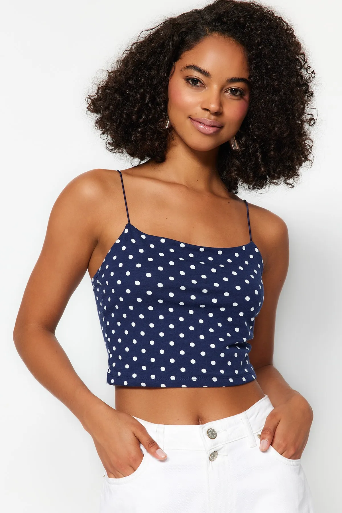 Trendyol Collection  Marineblaues, gepunktetes Baumwoll-Tanktop mit Spaghettiträgern, figurbetont/figurbetont, kurzes Stretch-Strick-Tanktop TWOSS20AL0006