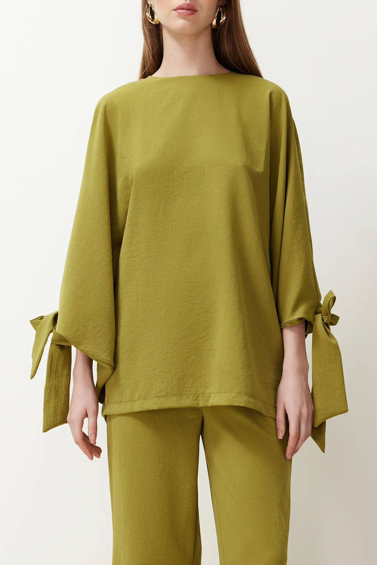 Trendyol Modest  Grünes gewebtes Aerobin-Tunika-Hosen-Set mit Fledermausärmeln TCTSS23US00043