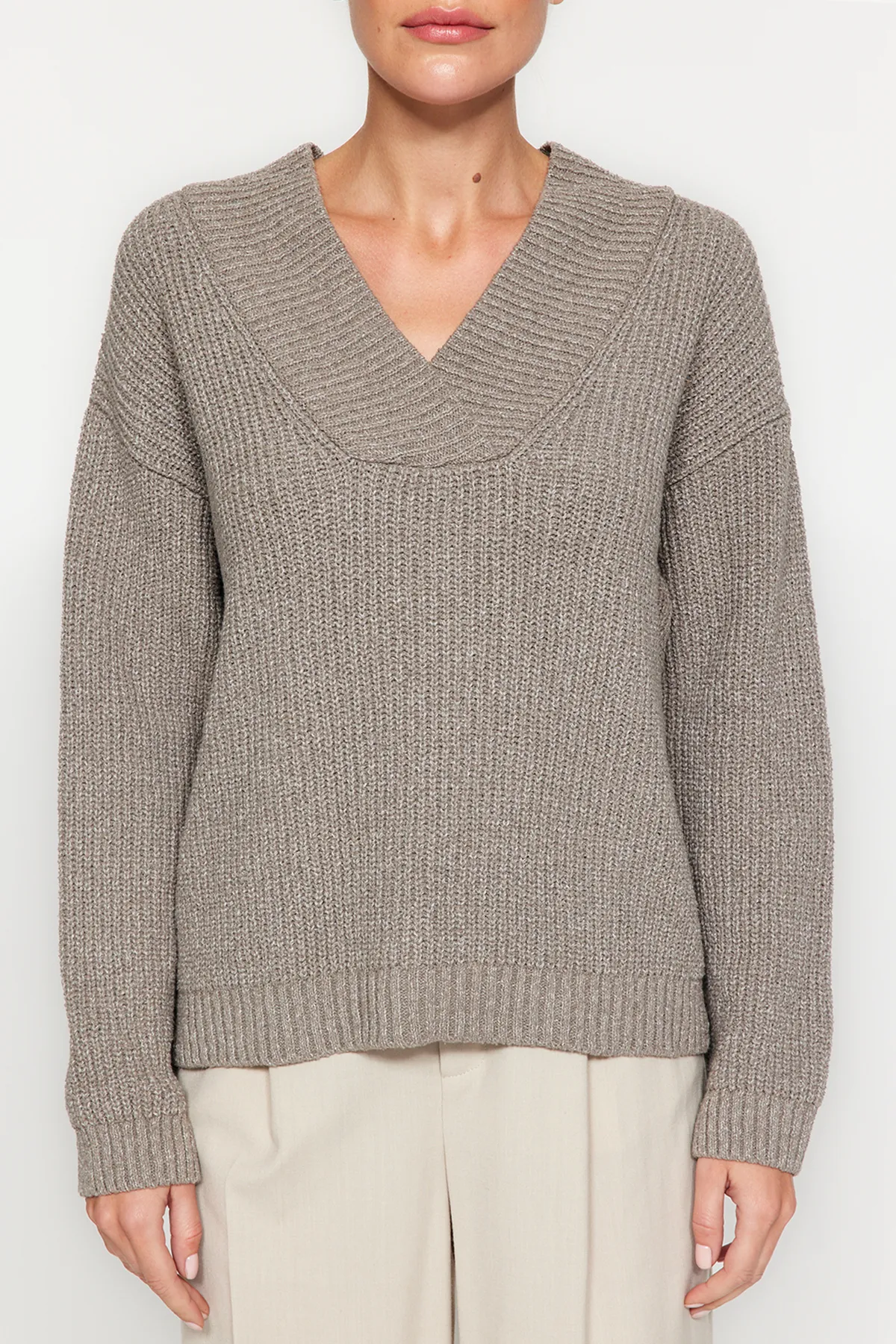 Trendyol Collection  Nerzfarbener, nachhaltiger Strickpullover mit V-Ausschnitt TWOAW24KZ01113