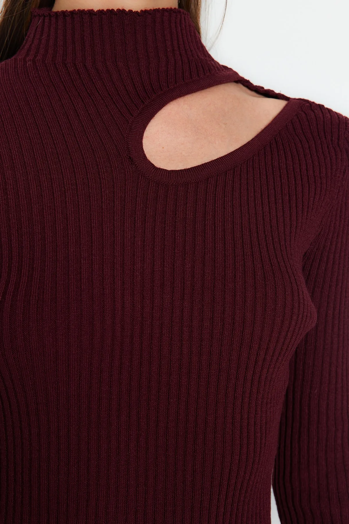 Trendyol Collection  Pflaumenfarbenes Midi-Strickkleid mit Rollkragen TWOAW24EL00028