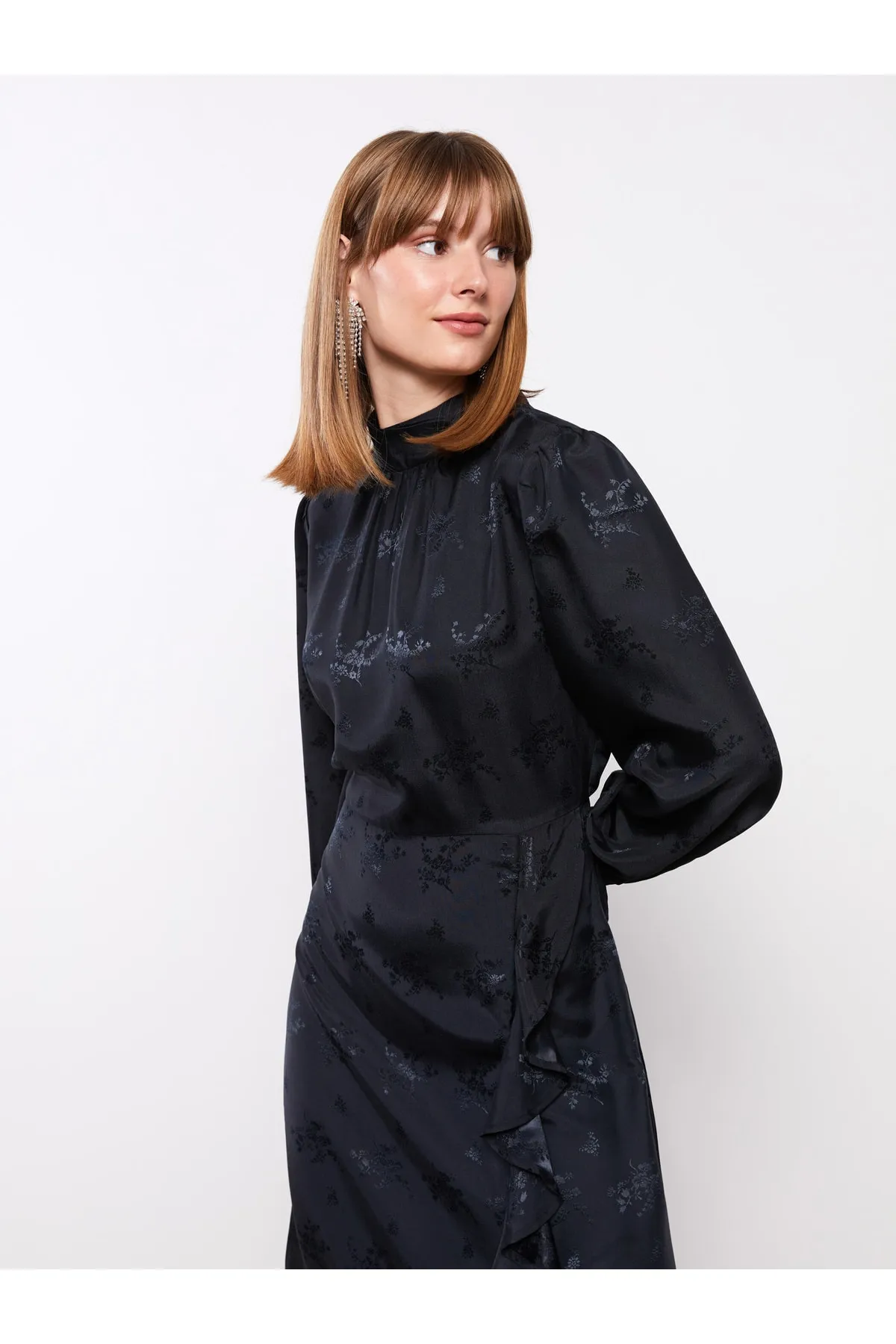 LC Waikiki  Gemustertes Damenkleid mit hohem Kragen und langen Ärmeln