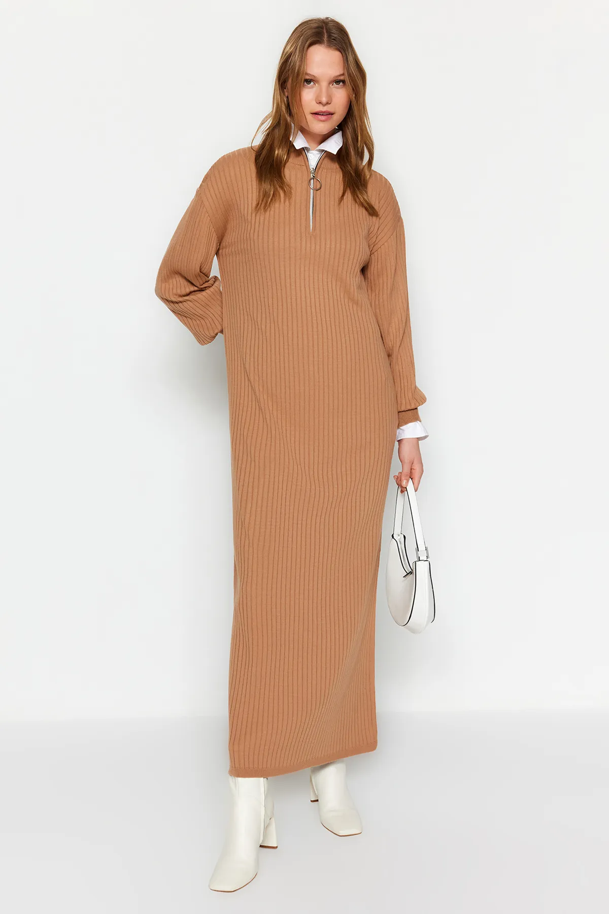 Trendyol Modest  Kamelfarbenes Rippstrickkleid mit Kragen und Reißverschluss TCTAW24EB00128