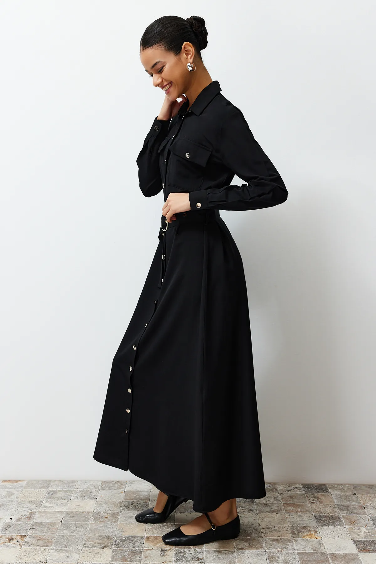 Trendyol Modest  Schwarzes, gewebtes Hemdblusenkleid mit goldenen Knöpfen TCTSS24EB00132