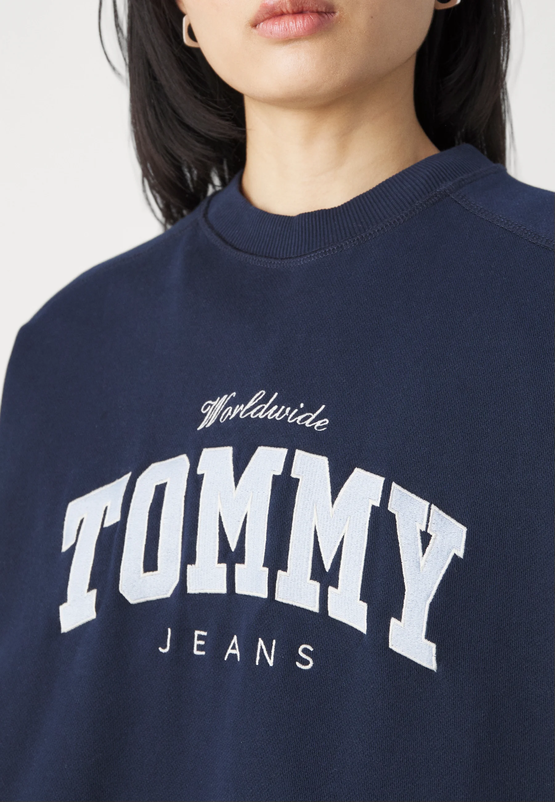 Sudadera Tommy Jeans BOXY VARSITY CREW UNISEX