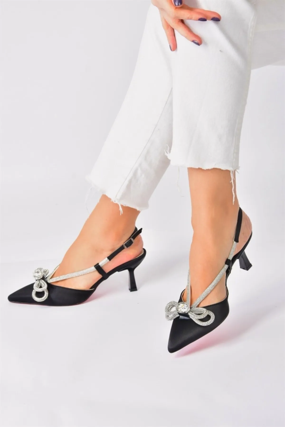 Fox Shoes  Damen-Abendschuhe aus schwarzem Satinstoff M654050904